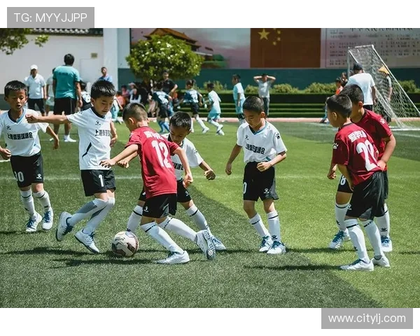 足球梦未圆 追逐球星背后的艰辛与坚持